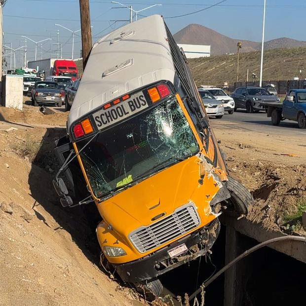Choque entre Camión Escolar y Grua Causa Intenso Tráfico en Bulevar 2000 en Tijuana